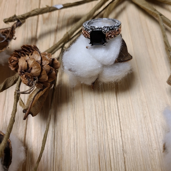 Exquisite Black Stone Ring with Rose Gold and Silver Accents - Picture 6 of 14